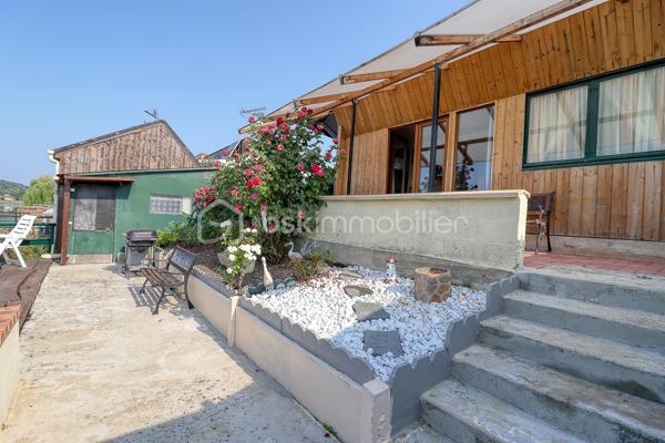 A Milly-sur-Thérain, terrain de loisirs au bord de l'eau, calme et verdoyant, comprenant un bungalow équipé et un ponton privatif.

Le bungalow, d'une surface de 21 m², comprend 1 chambre, un espace cuisine, une salle à manger, une salle de bain et des WC. Il bénéficie d'un chauffage au fioul et d'une électricité produite par panneaux solaires. Le terrain dispose d'un accès sécurisé et clôturé.

Ce terrain de loisirs offre un accès direct à l'eau, avec un beau ponton privatif, idéal pour la pêche en toute tranquillité, dans un environnement calme et sans vis-à-vis. Une terrasse permet de profiter pleinement du cadre et un cabanon pour le stockage.

Le bien est idéalement situé à proximité des commodités de Milly-sur-Thérain (supérette, bar tabac, boulangerie, restaurant et pharmacie), tout en restant proche de Beauvais. Un secteur recherché, calme et naturel, parfait pour des week-ends de pêche ou pour se ressourcer toute l'année.