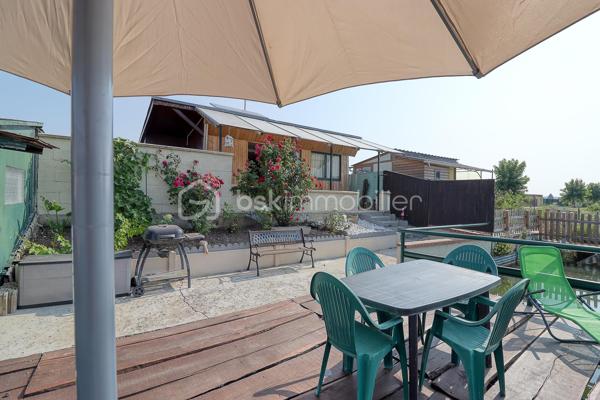 A Milly-sur-Thérain, terrain de loisirs au bord de l'eau, calme et verdoyant, comprenant un bungalow équipé et un ponton privatif.

Le bungalow, d'une surface de 21 m², comprend 1 chambre, un espace cuisine, une salle à manger, une salle de bain et des WC. Il bénéficie d'un chauffage au fioul et d'une électricité produite par panneaux solaires. Le terrain dispose d'un accès sécurisé et clôturé.

Ce terrain de loisirs offre un accès direct à l'eau, avec un beau ponton privatif, idéal pour la pêche en toute tranquillité, dans un environnement calme et sans vis-à-vis. Une terrasse permet de profiter pleinement du cadre et un cabanon pour le stockage.

Le bien est idéalement situé à proximité des commodités de Milly-sur-Thérain (supérette, bar tabac, boulangerie, restaurant et pharmacie), tout en restant proche de Beauvais. Un secteur recherché, calme et naturel, parfait pour des week-ends de pêche ou pour se ressourcer toute l'année.