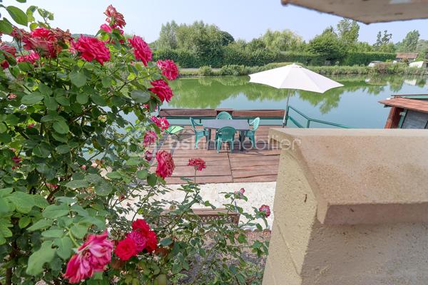 A Milly-sur-Thérain, terrain de loisirs au bord de l'eau, calme et verdoyant, comprenant un bungalow équipé et un ponton privatif.

Le bungalow, d'une surface de 21 m², comprend 1 chambre, un espace cuisine, une salle à manger, une salle de bain et des WC. Il bénéficie d'un chauffage au fioul et d'une électricité produite par panneaux solaires. Le terrain dispose d'un accès sécurisé et clôturé.

Ce terrain de loisirs offre un accès direct à l'eau, avec un beau ponton privatif, idéal pour la pêche en toute tranquillité, dans un environnement calme et sans vis-à-vis. Une terrasse permet de profiter pleinement du cadre et un cabanon pour le stockage.

Le bien est idéalement situé à proximité des commodités de Milly-sur-Thérain (supérette, bar tabac, boulangerie, restaurant et pharmacie), tout en restant proche de Beauvais. Un secteur recherché, calme et naturel, parfait pour des week-ends de pêche ou pour se ressourcer toute l'année.