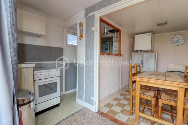 A Milly-sur-Thérain, terrain de loisirs au bord de l'eau, calme et verdoyant, comprenant un bungalow équipé et un ponton privatif.

Le bungalow, d'une surface de 21 m², comprend 1 chambre, un espace cuisine, une salle à manger, une salle de bain et des WC. Il bénéficie d'un chauffage au fioul et d'une électricité produite par panneaux solaires. Le terrain dispose d'un accès sécurisé et clôturé.

Ce terrain de loisirs offre un accès direct à l'eau, avec un beau ponton privatif, idéal pour la pêche en toute tranquillité, dans un environnement calme et sans vis-à-vis. Une terrasse permet de profiter pleinement du cadre et un cabanon pour le stockage.

Le bien est idéalement situé à proximité des commodités de Milly-sur-Thérain (supérette, bar tabac, boulangerie, restaurant et pharmacie), tout en restant proche de Beauvais. Un secteur recherché, calme et naturel, parfait pour des week-ends de pêche ou pour se ressourcer toute l'année.