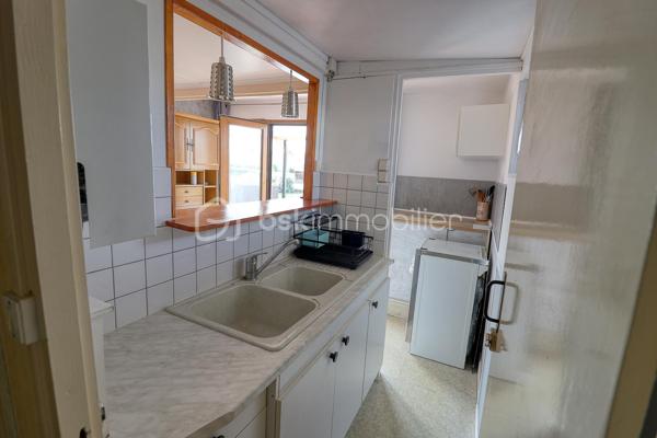 A Milly-sur-Thérain, terrain de loisirs au bord de l'eau, calme et verdoyant, comprenant un bungalow équipé et un ponton privatif.

Le bungalow, d'une surface de 21 m², comprend 1 chambre, un espace cuisine, une salle à manger, une salle de bain et des WC. Il bénéficie d'un chauffage au fioul et d'une électricité produite par panneaux solaires. Le terrain dispose d'un accès sécurisé et clôturé.

Ce terrain de loisirs offre un accès direct à l'eau, avec un beau ponton privatif, idéal pour la pêche en toute tranquillité, dans un environnement calme et sans vis-à-vis. Une terrasse permet de profiter pleinement du cadre et un cabanon pour le stockage.

Le bien est idéalement situé à proximité des commodités de Milly-sur-Thérain (supérette, bar tabac, boulangerie, restaurant et pharmacie), tout en restant proche de Beauvais. Un secteur recherché, calme et naturel, parfait pour des week-ends de pêche ou pour se ressourcer toute l'année.