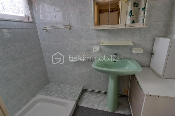 A Milly-sur-Thérain, terrain de loisirs au bord de l'eau, calme et verdoyant, comprenant un bungalow équipé et un ponton privatif.

Le bungalow, d'une surface de 21 m², comprend 1 chambre, un espace cuisine, une salle à manger, une salle de bain et des WC. Il bénéficie d'un chauffage au fioul et d'une électricité produite par panneaux solaires. Le terrain dispose d'un accès sécurisé et clôturé.

Ce terrain de loisirs offre un accès direct à l'eau, avec un beau ponton privatif, idéal pour la pêche en toute tranquillité, dans un environnement calme et sans vis-à-vis. Une terrasse permet de profiter pleinement du cadre et un cabanon pour le stockage.

Le bien est idéalement situé à proximité des commodités de Milly-sur-Thérain (supérette, bar tabac, boulangerie, restaurant et pharmacie), tout en restant proche de Beauvais. Un secteur recherché, calme et naturel, parfait pour des week-ends de pêche ou pour se ressourcer toute l'année.