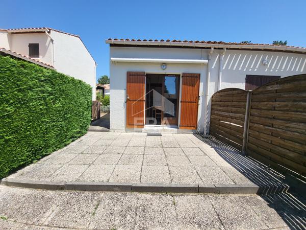 PIED À TERRE ENTRE PLAGES ET COMMERCES, TOUT À PORTÉE DE MAINS