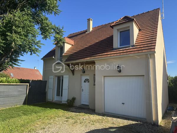 MAISON FAMILIALE 3 CHAMBRES – CONFORT ÉTÉ/HIVER – SOUS-SOL TOTAL – À 10 MINUTES DE LA GARE

Fabien CHARLES – BSK Immobilier vous propose cette charmante maison individuelle construite en 2007, idéalement située sur l'axe Clermont – Amiens, dans un environnement calme et recherché où il fait bon vivre en toute saison.
À seulement 10 minutes à pied de la gare SNCF, rejoignez Paris-Nord en 35 minutes et profitez prochainement de la future liaison directe vers Roissy prévue à l'horizon 2028, un véritable atout patrimonial pour les années à venir.
Implantée sur un terrain préservé des regards, cette maison d'environ 100 m² a été pensée pour offrir un confort optimal au quotidien. Ses volumes généreux, son agencement fonctionnel et ses équipements de qualité en font un bien particulièrement agréable à vivre, notamment lors des épisodes de fortes chaleurs.
Dès l'entrée, vous découvrirez un vaste espace de vie baigné de lumière comprenant salon, séjour et cuisine ouverte entièrement aménagée et équipée. Véritable prolongement de la maison, la terrasse de près de 30 m² et le jardin sans vis-à-vis invitent à profiter des belles journées d'été en toute intimité. Le rez-de-chaussée bénéficie également d'un plancher chauffant assurant un confort thermique doux et homogène en hiver.
À l'étage, l'espace nuit se compose de trois chambres aux beaux volumes, dont une superbe suite parentale de plus de 20 m² avec son dressing et sa salle d'eau privative. Une salle de bains avec WC complète ce niveau.
Construite sur un sous-sol total, cette maison offre un avantage particulièrement apprécié durant les périodes de canicule : un espace naturellement tempéré idéal pour le stockage, un atelier, une salle de jeux ou encore un espace détente toujours au frais. Son jardin sans vis-à-vis permet également de profiter des extérieurs tout en préservant votre intimité.

Les atouts qui font la différence :
Maison individuelle non mitoyenne ;
Sous-sol total offrant de nombreuses possibilités d'aménagement ;
Aucun travaux à prévoir ;
Excellente qualité de vie été comme hiver ;
Plancher chauffant au rez-de-chaussée ;
Conduit existant pour l'installation d'un poêle ;
Double vitrage PVC ;
Fibre optique ;
Terrasse d'environ 30 m² et jardin sans vis-à-vis ;
Garage attenant ;
Secteur calme, proche des commerces, écoles et transports ;
Gare SNCF accessible à pied en 10 minutes.

Une maison clé en main où confort, sérénité et praticité se conjuguent au quotidien. Son environnement paisible, ses prestations soignées et son confort thermique en font un bien idéal pour une famille en quête d'espace et de douceur de vivre.

Pour plus d'informations ou organiser une visite, contactez-moi dès maintenant !
