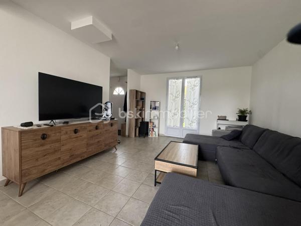 MAISON FAMILIALE 3 CHAMBRES – CONFORT ÉTÉ/HIVER – SOUS-SOL TOTAL – À 10 MINUTES DE LA GARE

Fabien CHARLES – BSK Immobilier vous propose cette charmante maison individuelle construite en 2007, idéalement située sur l'axe Clermont – Amiens, dans un environnement calme et recherché où il fait bon vivre en toute saison.
À seulement 10 minutes à pied de la gare SNCF, rejoignez Paris-Nord en 35 minutes et profitez prochainement de la future liaison directe vers Roissy prévue à l'horizon 2028, un véritable atout patrimonial pour les années à venir.
Implantée sur un terrain préservé des regards, cette maison d'environ 100 m² a été pensée pour offrir un confort optimal au quotidien. Ses volumes généreux, son agencement fonctionnel et ses équipements de qualité en font un bien particulièrement agréable à vivre, notamment lors des épisodes de fortes chaleurs.
Dès l'entrée, vous découvrirez un vaste espace de vie baigné de lumière comprenant salon, séjour et cuisine ouverte entièrement aménagée et équipée. Véritable prolongement de la maison, la terrasse de près de 30 m² et le jardin sans vis-à-vis invitent à profiter des belles journées d'été en toute intimité. Le rez-de-chaussée bénéficie également d'un plancher chauffant assurant un confort thermique doux et homogène en hiver.
À l'étage, l'espace nuit se compose de trois chambres aux beaux volumes, dont une superbe suite parentale de plus de 20 m² avec son dressing et sa salle d'eau privative. Une salle de bains avec WC complète ce niveau.
Construite sur un sous-sol total, cette maison offre un avantage particulièrement apprécié durant les périodes de canicule : un espace naturellement tempéré idéal pour le stockage, un atelier, une salle de jeux ou encore un espace détente toujours au frais. Son jardin sans vis-à-vis permet également de profiter des extérieurs tout en préservant votre intimité.

Les atouts qui font la différence :
Maison individuelle non mitoyenne ;
Sous-sol total offrant de nombreuses possibilités d'aménagement ;
Aucun travaux à prévoir ;
Excellente qualité de vie été comme hiver ;
Plancher chauffant au rez-de-chaussée ;
Conduit existant pour l'installation d'un poêle ;
Double vitrage PVC ;
Fibre optique ;
Terrasse d'environ 30 m² et jardin sans vis-à-vis ;
Garage attenant ;
Secteur calme, proche des commerces, écoles et transports ;
Gare SNCF accessible à pied en 10 minutes.

Une maison clé en main où confort, sérénité et praticité se conjuguent au quotidien. Son environnement paisible, ses prestations soignées et son confort thermique en font un bien idéal pour une famille en quête d'espace et de douceur de vivre.

Pour plus d'informations ou organiser une visite, contactez-moi dès maintenant !