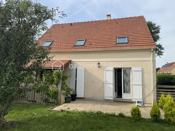 MAISON FAMILIALE 3 CHAMBRES – CONFORT ÉTÉ/HIVER – SOUS-SOL TOTAL – À 10 MINUTES DE LA GARE

Fabien CHARLES – BSK Immobilier vous propose cette charmante maison individuelle construite en 2007, idéalement située sur l'axe Clermont – Amiens, dans un environnement calme et recherché où il fait bon vivre en toute saison.
À seulement 10 minutes à pied de la gare SNCF, rejoignez Paris-Nord en 35 minutes et profitez prochainement de la future liaison directe vers Roissy prévue à l'horizon 2028, un véritable atout patrimonial pour les années à venir.
Implantée sur un terrain préservé des regards, cette maison d'environ 100 m² a été pensée pour offrir un confort optimal au quotidien. Ses volumes généreux, son agencement fonctionnel et ses équipements de qualité en font un bien particulièrement agréable à vivre, notamment lors des épisodes de fortes chaleurs.
Dès l'entrée, vous découvrirez un vaste espace de vie baigné de lumière comprenant salon, séjour et cuisine ouverte entièrement aménagée et équipée. Véritable prolongement de la maison, la terrasse de près de 30 m² et le jardin sans vis-à-vis invitent à profiter des belles journées d'été en toute intimité. Le rez-de-chaussée bénéficie également d'un plancher chauffant assurant un confort thermique doux et homogène en hiver.
À l'étage, l'espace nuit se compose de trois chambres aux beaux volumes, dont une superbe suite parentale de plus de 20 m² avec son dressing et sa salle d'eau privative. Une salle de bains avec WC complète ce niveau.
Construite sur un sous-sol total, cette maison offre un avantage particulièrement apprécié durant les périodes de canicule : un espace naturellement tempéré idéal pour le stockage, un atelier, une salle de jeux ou encore un espace détente toujours au frais. Son jardin sans vis-à-vis permet également de profiter des extérieurs tout en préservant votre intimité.

Les atouts qui font la différence :
Maison individuelle non mitoyenne ;
Sous-sol total offrant de nombreuses possibilités d'aménagement ;
Aucun travaux à prévoir ;
Excellente qualité de vie été comme hiver ;
Plancher chauffant au rez-de-chaussée ;
Conduit existant pour l'installation d'un poêle ;
Double vitrage PVC ;
Fibre optique ;
Terrasse d'environ 30 m² et jardin sans vis-à-vis ;
Garage attenant ;
Secteur calme, proche des commerces, écoles et transports ;
Gare SNCF accessible à pied en 10 minutes.

Une maison clé en main où confort, sérénité et praticité se conjuguent au quotidien. Son environnement paisible, ses prestations soignées et son confort thermique en font un bien idéal pour une famille en quête d'espace et de douceur de vivre.

Pour plus d'informations ou organiser une visite, contactez-moi dès maintenant !