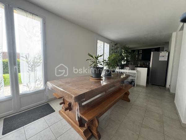 MAISON FAMILIALE 3 CHAMBRES – CONFORT ÉTÉ/HIVER – SOUS-SOL TOTAL – À 10 MINUTES DE LA GARE

Fabien CHARLES – BSK Immobilier vous propose cette charmante maison individuelle construite en 2007, idéalement située sur l'axe Clermont – Amiens, dans un environnement calme et recherché où il fait bon vivre en toute saison.
À seulement 10 minutes à pied de la gare SNCF, rejoignez Paris-Nord en 35 minutes et profitez prochainement de la future liaison directe vers Roissy prévue à l'horizon 2028, un véritable atout patrimonial pour les années à venir.
Implantée sur un terrain préservé des regards, cette maison d'environ 100 m² a été pensée pour offrir un confort optimal au quotidien. Ses volumes généreux, son agencement fonctionnel et ses équipements de qualité en font un bien particulièrement agréable à vivre, notamment lors des épisodes de fortes chaleurs.
Dès l'entrée, vous découvrirez un vaste espace de vie baigné de lumière comprenant salon, séjour et cuisine ouverte entièrement aménagée et équipée. Véritable prolongement de la maison, la terrasse de près de 30 m² et le jardin sans vis-à-vis invitent à profiter des belles journées d'été en toute intimité. Le rez-de-chaussée bénéficie également d'un plancher chauffant assurant un confort thermique doux et homogène en hiver.
À l'étage, l'espace nuit se compose de trois chambres aux beaux volumes, dont une superbe suite parentale de plus de 20 m² avec son dressing et sa salle d'eau privative. Une salle de bains avec WC complète ce niveau.
Construite sur un sous-sol total, cette maison offre un avantage particulièrement apprécié durant les périodes de canicule : un espace naturellement tempéré idéal pour le stockage, un atelier, une salle de jeux ou encore un espace détente toujours au frais. Son jardin sans vis-à-vis permet également de profiter des extérieurs tout en préservant votre intimité.

Les atouts qui font la différence :
Maison individuelle non mitoyenne ;
Sous-sol total offrant de nombreuses possibilités d'aménagement ;
Aucun travaux à prévoir ;
Excellente qualité de vie été comme hiver ;
Plancher chauffant au rez-de-chaussée ;
Conduit existant pour l'installation d'un poêle ;
Double vitrage PVC ;
Fibre optique ;
Terrasse d'environ 30 m² et jardin sans vis-à-vis ;
Garage attenant ;
Secteur calme, proche des commerces, écoles et transports ;
Gare SNCF accessible à pied en 10 minutes.

Une maison clé en main où confort, sérénité et praticité se conjuguent au quotidien. Son environnement paisible, ses prestations soignées et son confort thermique en font un bien idéal pour une famille en quête d'espace et de douceur de vivre.

Pour plus d'informations ou organiser une visite, contactez-moi dès maintenant !