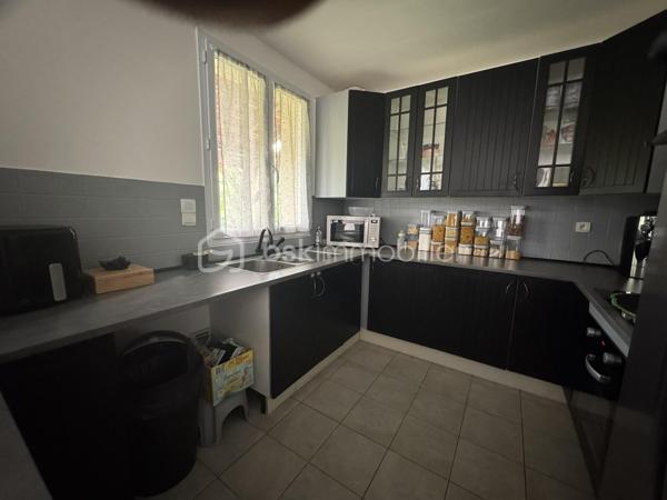 MAISON FAMILIALE 3 CHAMBRES – CONFORT ÉTÉ/HIVER – SOUS-SOL TOTAL – À 10 MINUTES DE LA GARE

Fabien CHARLES – BSK Immobilier vous propose cette charmante maison individuelle construite en 2007, idéalement située sur l'axe Clermont – Amiens, dans un environnement calme et recherché où il fait bon vivre en toute saison.
À seulement 10 minutes à pied de la gare SNCF, rejoignez Paris-Nord en 35 minutes et profitez prochainement de la future liaison directe vers Roissy prévue à l'horizon 2028, un véritable atout patrimonial pour les années à venir.
Implantée sur un terrain préservé des regards, cette maison d'environ 100 m² a été pensée pour offrir un confort optimal au quotidien. Ses volumes généreux, son agencement fonctionnel et ses équipements de qualité en font un bien particulièrement agréable à vivre, notamment lors des épisodes de fortes chaleurs.
Dès l'entrée, vous découvrirez un vaste espace de vie baigné de lumière comprenant salon, séjour et cuisine ouverte entièrement aménagée et équipée. Véritable prolongement de la maison, la terrasse de près de 30 m² et le jardin sans vis-à-vis invitent à profiter des belles journées d'été en toute intimité. Le rez-de-chaussée bénéficie également d'un plancher chauffant assurant un confort thermique doux et homogène en hiver.
À l'étage, l'espace nuit se compose de trois chambres aux beaux volumes, dont une superbe suite parentale de plus de 20 m² avec son dressing et sa salle d'eau privative. Une salle de bains avec WC complète ce niveau.
Construite sur un sous-sol total, cette maison offre un avantage particulièrement apprécié durant les périodes de canicule : un espace naturellement tempéré idéal pour le stockage, un atelier, une salle de jeux ou encore un espace détente toujours au frais. Son jardin sans vis-à-vis permet également de profiter des extérieurs tout en préservant votre intimité.

Les atouts qui font la différence :
Maison individuelle non mitoyenne ;
Sous-sol total offrant de nombreuses possibilités d'aménagement ;
Aucun travaux à prévoir ;
Excellente qualité de vie été comme hiver ;
Plancher chauffant au rez-de-chaussée ;
Conduit existant pour l'installation d'un poêle ;
Double vitrage PVC ;
Fibre optique ;
Terrasse d'environ 30 m² et jardin sans vis-à-vis ;
Garage attenant ;
Secteur calme, proche des commerces, écoles et transports ;
Gare SNCF accessible à pied en 10 minutes.

Une maison clé en main où confort, sérénité et praticité se conjuguent au quotidien. Son environnement paisible, ses prestations soignées et son confort thermique en font un bien idéal pour une famille en quête d'espace et de douceur de vivre.

Pour plus d'informations ou organiser une visite, contactez-moi dès maintenant !