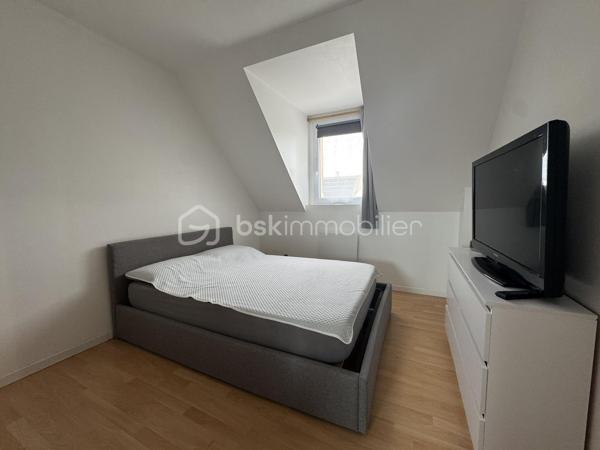 MAISON FAMILIALE 3 CHAMBRES – CONFORT ÉTÉ/HIVER – SOUS-SOL TOTAL – À 10 MINUTES DE LA GARE

Fabien CHARLES – BSK Immobilier vous propose cette charmante maison individuelle construite en 2007, idéalement située sur l'axe Clermont – Amiens, dans un environnement calme et recherché où il fait bon vivre en toute saison.
À seulement 10 minutes à pied de la gare SNCF, rejoignez Paris-Nord en 35 minutes et profitez prochainement de la future liaison directe vers Roissy prévue à l'horizon 2028, un véritable atout patrimonial pour les années à venir.
Implantée sur un terrain préservé des regards, cette maison d'environ 100 m² a été pensée pour offrir un confort optimal au quotidien. Ses volumes généreux, son agencement fonctionnel et ses équipements de qualité en font un bien particulièrement agréable à vivre, notamment lors des épisodes de fortes chaleurs.
Dès l'entrée, vous découvrirez un vaste espace de vie baigné de lumière comprenant salon, séjour et cuisine ouverte entièrement aménagée et équipée. Véritable prolongement de la maison, la terrasse de près de 30 m² et le jardin sans vis-à-vis invitent à profiter des belles journées d'été en toute intimité. Le rez-de-chaussée bénéficie également d'un plancher chauffant assurant un confort thermique doux et homogène en hiver.
À l'étage, l'espace nuit se compose de trois chambres aux beaux volumes, dont une superbe suite parentale de plus de 20 m² avec son dressing et sa salle d'eau privative. Une salle de bains avec WC complète ce niveau.
Construite sur un sous-sol total, cette maison offre un avantage particulièrement apprécié durant les périodes de canicule : un espace naturellement tempéré idéal pour le stockage, un atelier, une salle de jeux ou encore un espace détente toujours au frais. Son jardin sans vis-à-vis permet également de profiter des extérieurs tout en préservant votre intimité.

Les atouts qui font la différence :
Maison individuelle non mitoyenne ;
Sous-sol total offrant de nombreuses possibilités d'aménagement ;
Aucun travaux à prévoir ;
Excellente qualité de vie été comme hiver ;
Plancher chauffant au rez-de-chaussée ;
Conduit existant pour l'installation d'un poêle ;
Double vitrage PVC ;
Fibre optique ;
Terrasse d'environ 30 m² et jardin sans vis-à-vis ;
Garage attenant ;
Secteur calme, proche des commerces, écoles et transports ;
Gare SNCF accessible à pied en 10 minutes.

Une maison clé en main où confort, sérénité et praticité se conjuguent au quotidien. Son environnement paisible, ses prestations soignées et son confort thermique en font un bien idéal pour une famille en quête d'espace et de douceur de vivre.

Pour plus d'informations ou organiser une visite, contactez-moi dès maintenant !