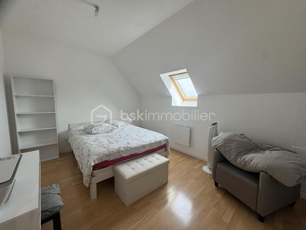 MAISON FAMILIALE 3 CHAMBRES – CONFORT ÉTÉ/HIVER – SOUS-SOL TOTAL – À 10 MINUTES DE LA GARE

Fabien CHARLES – BSK Immobilier vous propose cette charmante maison individuelle construite en 2007, idéalement située sur l'axe Clermont – Amiens, dans un environnement calme et recherché où il fait bon vivre en toute saison.
À seulement 10 minutes à pied de la gare SNCF, rejoignez Paris-Nord en 35 minutes et profitez prochainement de la future liaison directe vers Roissy prévue à l'horizon 2028, un véritable atout patrimonial pour les années à venir.
Implantée sur un terrain préservé des regards, cette maison d'environ 100 m² a été pensée pour offrir un confort optimal au quotidien. Ses volumes généreux, son agencement fonctionnel et ses équipements de qualité en font un bien particulièrement agréable à vivre, notamment lors des épisodes de fortes chaleurs.
Dès l'entrée, vous découvrirez un vaste espace de vie baigné de lumière comprenant salon, séjour et cuisine ouverte entièrement aménagée et équipée. Véritable prolongement de la maison, la terrasse de près de 30 m² et le jardin sans vis-à-vis invitent à profiter des belles journées d'été en toute intimité. Le rez-de-chaussée bénéficie également d'un plancher chauffant assurant un confort thermique doux et homogène en hiver.
À l'étage, l'espace nuit se compose de trois chambres aux beaux volumes, dont une superbe suite parentale de plus de 20 m² avec son dressing et sa salle d'eau privative. Une salle de bains avec WC complète ce niveau.
Construite sur un sous-sol total, cette maison offre un avantage particulièrement apprécié durant les périodes de canicule : un espace naturellement tempéré idéal pour le stockage, un atelier, une salle de jeux ou encore un espace détente toujours au frais. Son jardin sans vis-à-vis permet également de profiter des extérieurs tout en préservant votre intimité.

Les atouts qui font la différence :
Maison individuelle non mitoyenne ;
Sous-sol total offrant de nombreuses possibilités d'aménagement ;
Aucun travaux à prévoir ;
Excellente qualité de vie été comme hiver ;
Plancher chauffant au rez-de-chaussée ;
Conduit existant pour l'installation d'un poêle ;
Double vitrage PVC ;
Fibre optique ;
Terrasse d'environ 30 m² et jardin sans vis-à-vis ;
Garage attenant ;
Secteur calme, proche des commerces, écoles et transports ;
Gare SNCF accessible à pied en 10 minutes.

Une maison clé en main où confort, sérénité et praticité se conjuguent au quotidien. Son environnement paisible, ses prestations soignées et son confort thermique en font un bien idéal pour une famille en quête d'espace et de douceur de vivre.

Pour plus d'informations ou organiser une visite, contactez-moi dès maintenant !