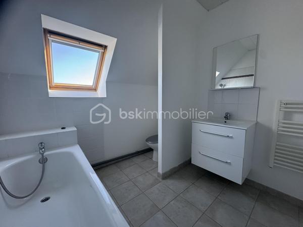MAISON FAMILIALE 3 CHAMBRES – CONFORT ÉTÉ/HIVER – SOUS-SOL TOTAL – À 10 MINUTES DE LA GARE

Fabien CHARLES – BSK Immobilier vous propose cette charmante maison individuelle construite en 2007, idéalement située sur l'axe Clermont – Amiens, dans un environnement calme et recherché où il fait bon vivre en toute saison.
À seulement 10 minutes à pied de la gare SNCF, rejoignez Paris-Nord en 35 minutes et profitez prochainement de la future liaison directe vers Roissy prévue à l'horizon 2028, un véritable atout patrimonial pour les années à venir.
Implantée sur un terrain préservé des regards, cette maison d'environ 100 m² a été pensée pour offrir un confort optimal au quotidien. Ses volumes généreux, son agencement fonctionnel et ses équipements de qualité en font un bien particulièrement agréable à vivre, notamment lors des épisodes de fortes chaleurs.
Dès l'entrée, vous découvrirez un vaste espace de vie baigné de lumière comprenant salon, séjour et cuisine ouverte entièrement aménagée et équipée. Véritable prolongement de la maison, la terrasse de près de 30 m² et le jardin sans vis-à-vis invitent à profiter des belles journées d'été en toute intimité. Le rez-de-chaussée bénéficie également d'un plancher chauffant assurant un confort thermique doux et homogène en hiver.
À l'étage, l'espace nuit se compose de trois chambres aux beaux volumes, dont une superbe suite parentale de plus de 20 m² avec son dressing et sa salle d'eau privative. Une salle de bains avec WC complète ce niveau.
Construite sur un sous-sol total, cette maison offre un avantage particulièrement apprécié durant les périodes de canicule : un espace naturellement tempéré idéal pour le stockage, un atelier, une salle de jeux ou encore un espace détente toujours au frais. Son jardin sans vis-à-vis permet également de profiter des extérieurs tout en préservant votre intimité.

Les atouts qui font la différence :
Maison individuelle non mitoyenne ;
Sous-sol total offrant de nombreuses possibilités d'aménagement ;
Aucun travaux à prévoir ;
Excellente qualité de vie été comme hiver ;
Plancher chauffant au rez-de-chaussée ;
Conduit existant pour l'installation d'un poêle ;
Double vitrage PVC ;
Fibre optique ;
Terrasse d'environ 30 m² et jardin sans vis-à-vis ;
Garage attenant ;
Secteur calme, proche des commerces, écoles et transports ;
Gare SNCF accessible à pied en 10 minutes.

Une maison clé en main où confort, sérénité et praticité se conjuguent au quotidien. Son environnement paisible, ses prestations soignées et son confort thermique en font un bien idéal pour une famille en quête d'espace et de douceur de vivre.

Pour plus d'informations ou organiser une visite, contactez-moi dès maintenant !