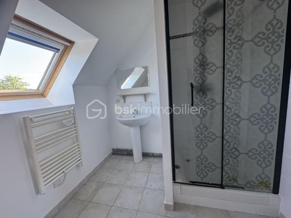 MAISON FAMILIALE 3 CHAMBRES – CONFORT ÉTÉ/HIVER – SOUS-SOL TOTAL – À 10 MINUTES DE LA GARE

Fabien CHARLES – BSK Immobilier vous propose cette charmante maison individuelle construite en 2007, idéalement située sur l'axe Clermont – Amiens, dans un environnement calme et recherché où il fait bon vivre en toute saison.
À seulement 10 minutes à pied de la gare SNCF, rejoignez Paris-Nord en 35 minutes et profitez prochainement de la future liaison directe vers Roissy prévue à l'horizon 2028, un véritable atout patrimonial pour les années à venir.
Implantée sur un terrain préservé des regards, cette maison d'environ 100 m² a été pensée pour offrir un confort optimal au quotidien. Ses volumes généreux, son agencement fonctionnel et ses équipements de qualité en font un bien particulièrement agréable à vivre, notamment lors des épisodes de fortes chaleurs.
Dès l'entrée, vous découvrirez un vaste espace de vie baigné de lumière comprenant salon, séjour et cuisine ouverte entièrement aménagée et équipée. Véritable prolongement de la maison, la terrasse de près de 30 m² et le jardin sans vis-à-vis invitent à profiter des belles journées d'été en toute intimité. Le rez-de-chaussée bénéficie également d'un plancher chauffant assurant un confort thermique doux et homogène en hiver.
À l'étage, l'espace nuit se compose de trois chambres aux beaux volumes, dont une superbe suite parentale de plus de 20 m² avec son dressing et sa salle d'eau privative. Une salle de bains avec WC complète ce niveau.
Construite sur un sous-sol total, cette maison offre un avantage particulièrement apprécié durant les périodes de canicule : un espace naturellement tempéré idéal pour le stockage, un atelier, une salle de jeux ou encore un espace détente toujours au frais. Son jardin sans vis-à-vis permet également de profiter des extérieurs tout en préservant votre intimité.

Les atouts qui font la différence :
Maison individuelle non mitoyenne ;
Sous-sol total offrant de nombreuses possibilités d'aménagement ;
Aucun travaux à prévoir ;
Excellente qualité de vie été comme hiver ;
Plancher chauffant au rez-de-chaussée ;
Conduit existant pour l'installation d'un poêle ;
Double vitrage PVC ;
Fibre optique ;
Terrasse d'environ 30 m² et jardin sans vis-à-vis ;
Garage attenant ;
Secteur calme, proche des commerces, écoles et transports ;
Gare SNCF accessible à pied en 10 minutes.

Une maison clé en main où confort, sérénité et praticité se conjuguent au quotidien. Son environnement paisible, ses prestations soignées et son confort thermique en font un bien idéal pour une famille en quête d'espace et de douceur de vivre.

Pour plus d'informations ou organiser une visite, contactez-moi dès maintenant !