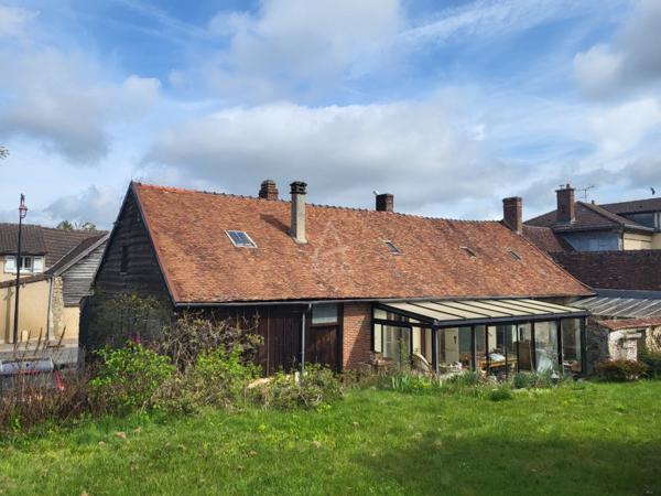 MONTMORT-LUCY : LONGERE de 94,10  m² avec DEPENDANCES sur 1.624 m²