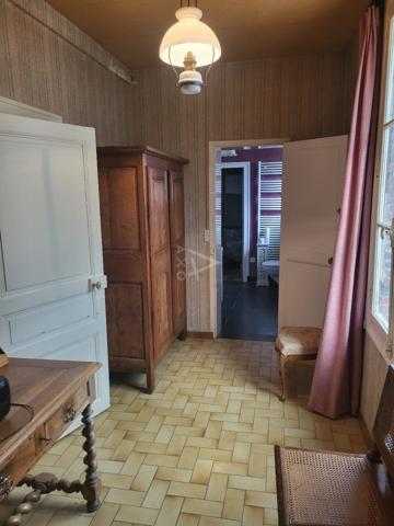 MONTMORT-LUCY : LONGERE de 94,10  m² avec DEPENDANCES sur 1.624 m²