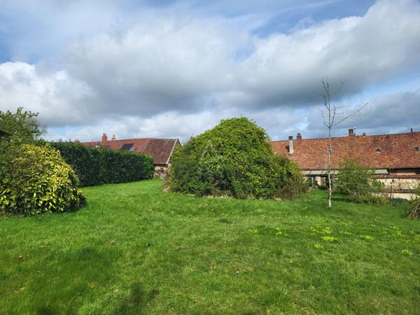 MONTMORT-LUCY : LONGERE de 94,10  m² avec DEPENDANCES sur 1.624 m²