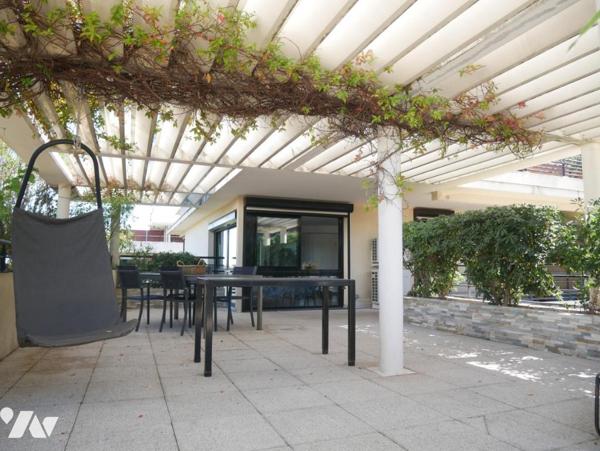 Quartier Boutonnet / Résidence Saint-Charles, T3, 126 m² avec ascenseur, 3 terrasses et 2 garages.