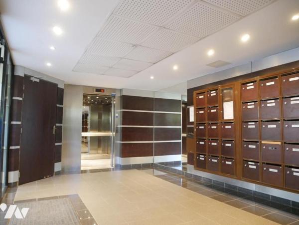 Quartier Boutonnet / Résidence Saint-Charles, T3, 126 m² avec ascenseur, 3 terrasses et 2 garages.