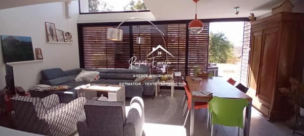 Vue sur la nature boisée, une belle terrasse sans vis à vis