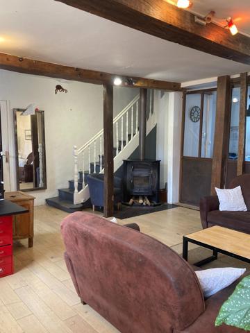 Maison de 100,70m2 a 2 étage avec 3 chambres une salle d'eau avec baignoire 2 WC avec un grand jardin arboré et une piscine semi enterrée dans le quartier de Mestade dans la ville de Aire sur l'Adour