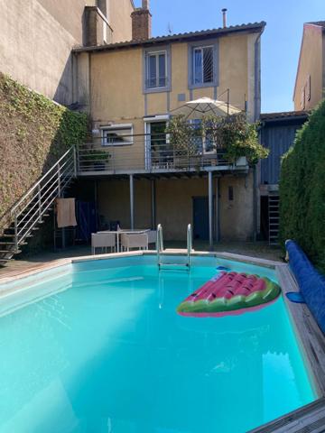 Maison de 100,70m2 a 2 étage avec 3 chambres une salle d'eau avec baignoire 2 WC avec un grand jardin arboré et une piscine semi enterrée dans le quartier de Mestade dans la ville de Aire sur l'Adour