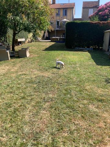 Maison de 100,70m2 a 2 étage avec 3 chambres une salle d'eau avec baignoire 2 WC avec un grand jardin arboré et une piscine semi enterrée dans le quartier de Mestade dans la ville de Aire sur l'Adour