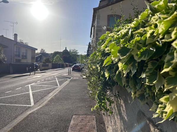 Maison de 100,70m2 a 2 étage avec 3 chambres une salle d'eau avec baignoire 2 WC avec un grand jardin arboré et une piscine semi enterrée dans le quartier de Mestade dans la ville de Aire sur l'Adour