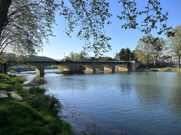 Maison de 100,70m2 a 2 étage avec 3 chambres une salle d'eau avec baignoire 2 WC avec un grand jardin arboré et une piscine semi enterrée dans le quartier de Mestade dans la ville de Aire sur l'Adour