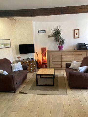 Maison de 100,70m2 a 2 étage avec 3 chambres une salle d'eau avec baignoire 2 WC avec un grand jardin arboré et une piscine semi enterrée dans le quartier de Mestade dans la ville de Aire sur l'Adour