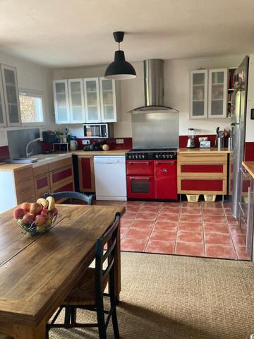 Maison de 100,70m2 a 2 étage avec 3 chambres une salle d'eau avec baignoire 2 WC avec un grand jardin arboré et une piscine semi enterrée dans le quartier de Mestade dans la ville de Aire sur l'Adour