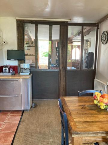 Maison de 100,70m2 a 2 étage avec 3 chambres une salle d'eau avec baignoire 2 WC avec un grand jardin arboré et une piscine semi enterrée dans le quartier de Mestade dans la ville de Aire sur l'Adour