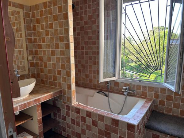 Maison de 100,70m2 a 2 étage avec 3 chambres une salle d'eau avec baignoire 2 WC avec un grand jardin arboré et une piscine semi enterrée dans le quartier de Mestade dans la ville de Aire sur l'Adour