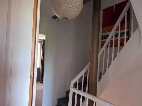 Maison de 100,70m2 a 2 étage avec 3 chambres une salle d'eau avec baignoire 2 WC avec un grand jardin arboré et une piscine semi enterrée dans le quartier de Mestade dans la ville de Aire sur l'Adour