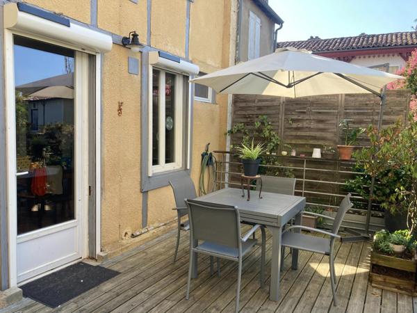 Maison de 100,70m2 a 2 étage avec 3 chambres une salle d'eau avec baignoire 2 WC avec un grand jardin arboré et une piscine semi enterrée dans le quartier de Mestade dans la ville de Aire sur l'Adour