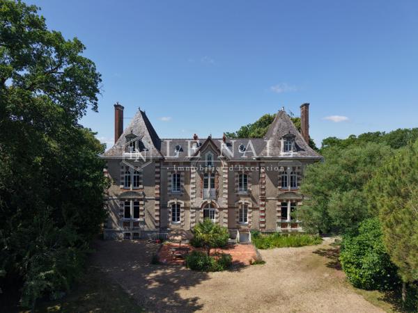 Château XIXe sur 6,5 ha, aux confins de l’Anjou et de la Bretagne