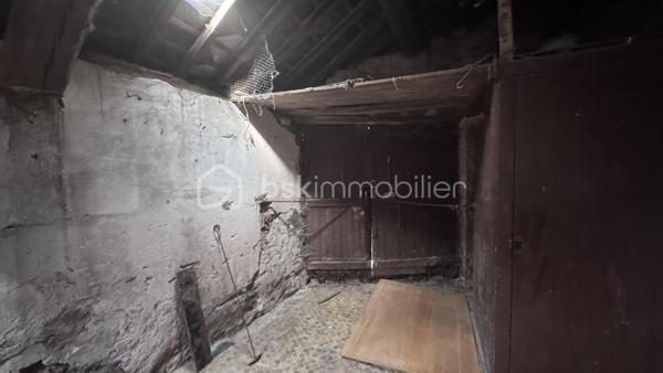 🔨 EXCLUSIVITÉ 🔨

Découvrez cette maison a rénover entièrement sur la place du village de DOUZY.

👉🏿Elle se compose comme tel :
 
. Entrée
. Cuisine
. Séjour
. Wc
. Accès au garage pouvant être rénover afin d'agrandir la maison avec la création d'une salle de bain et d'un salon.

👉🏿A L'étage : 

. Deux chambres

👉🏿Grenier : 

. Aménagement de deux chambres supplémentaires possible.

➕Les plus de cette maison : 

. Double vitrage PVC à l'étage
. Un terrain non attenant pouvant être loué pour une meilleure rentabilité.
. Toiture correcte 

Audit et Dpe a disposition.

Visites à tous moments