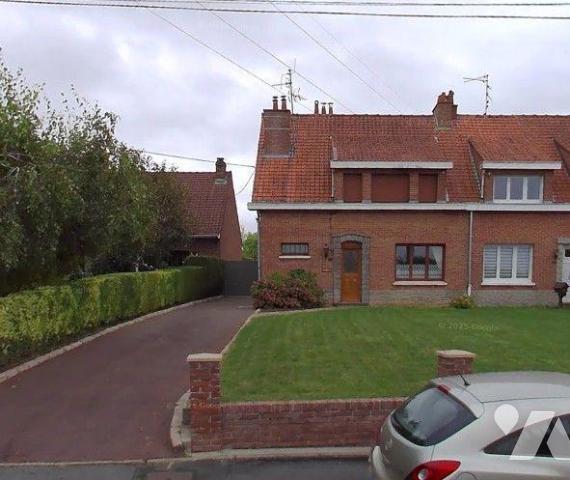 A VENDRE - A BAILLEUL dans le NORD (59) - Maison de ville mitoyenne d'un côté, située à proximi...