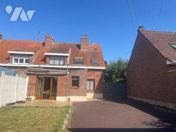 A VENDRE - A BAILLEUL dans le NORD (59) - Maison de ville mitoyenne d'un côté, située à proximi...