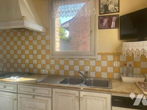 A VENDRE - A BAILLEUL dans le NORD (59) - Maison de ville mitoyenne d'un côté, située à proximi...