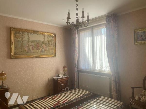 A VENDRE - A BAILLEUL dans le NORD (59) - Maison de ville mitoyenne d'un côté, située à proximi...