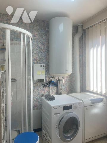 A VENDRE - A BAILLEUL dans le NORD (59) - Maison de ville mitoyenne d'un côté, située à proximi...