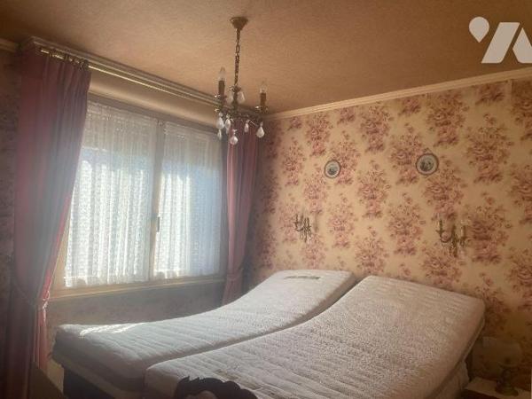 A VENDRE - A BAILLEUL dans le NORD (59) - Maison de ville mitoyenne d'un côté, située à proximi...