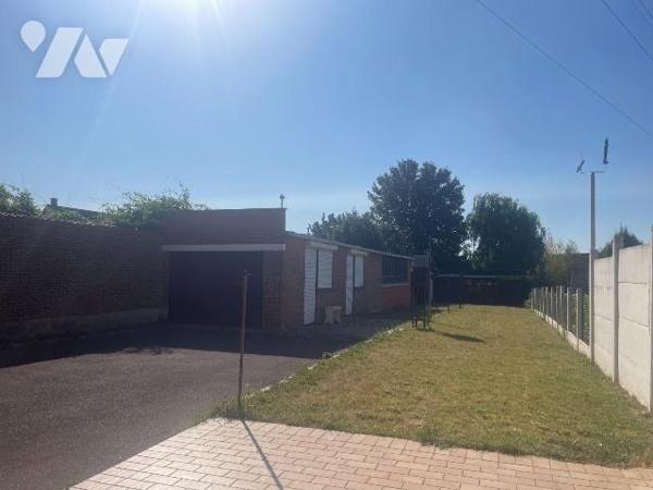 A VENDRE - A BAILLEUL dans le NORD (59) - Maison de ville mitoyenne d'un côté, située à proximi...
