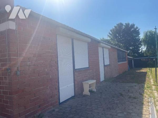 A VENDRE - A BAILLEUL dans le NORD (59) - Maison de ville mitoyenne d'un côté, située à proximi...