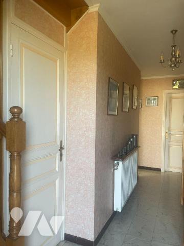 A VENDRE - A BAILLEUL dans le NORD (59) - Maison de ville mitoyenne d'un côté, située à proximi...