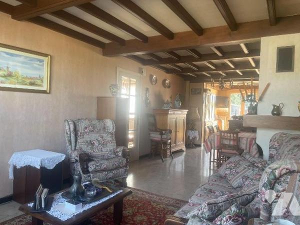 A VENDRE - A BAILLEUL dans le NORD (59) - Maison de ville mitoyenne d'un côté, située à proximi...