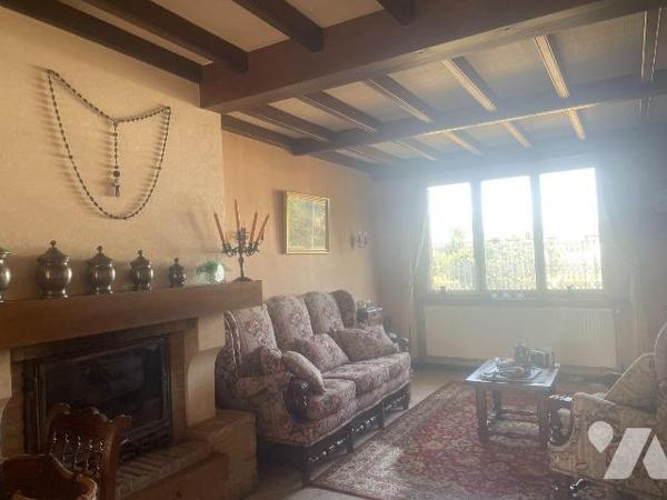 A VENDRE - A BAILLEUL dans le NORD (59) - Maison de ville mitoyenne d'un côté, située à proximi...