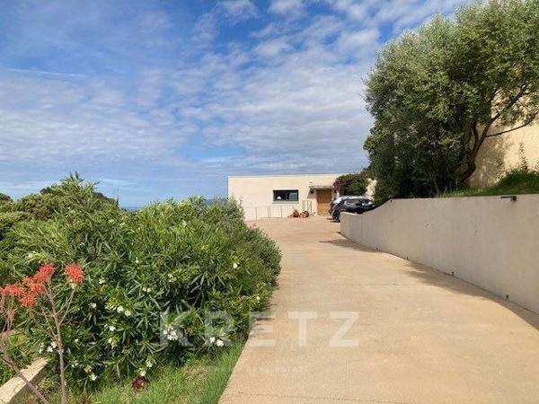 Villa contemporaine avec vue panoramique sur le golfe de Propriano