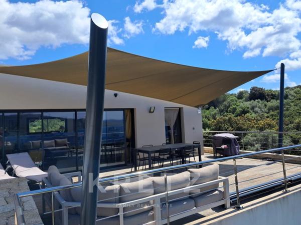 Villa contemporaine avec vue panoramique sur le golfe de Propriano