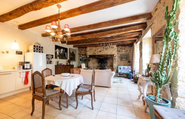 Maison ancienne - Gourdon Secteur GOURDON - Jolie longère en pierre restaurée 3 chambres avec jardin, puits, espace parking et garage