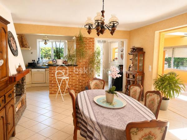 Une propriété aux multiples possibilités, dans un environnement verdoyant à Stella-Plage.

Implanté sur une belle parcelle arborée de 1 609 m², cet ensemble immobilier se compose de deux maisons d'habitation indépendantes, offrant une configuration particulièrement intéressante pour une résidence principale ou secondaire, un projet familial ou encore un investissement locatif.

La maison principale, construite dans les années 60, développe environ 99 m² habitables de plain-pied.

Elle se compose d'une belle pièce de vie lumineuse avec cuisine ouverte, prolongée par une véranda et une agréable terrasse avec pergola d'environ 25 m², exposée sud-ouest, idéale pour profiter pleinement des beaux jours et du jardin.

L'espace nuit accueille deux chambres, ainsi qu'une salle d'eau.

La seconde maison, totalement indépendante, développe environ 55 m² et dispose de son propre accès et de son allée privative.

Elle comprend une pièce de vie avec sa kitchenette, deux chambres dont une avec la salle de bain. 

Cette seconde habitation constitue un véritable atout : maison d'amis, logement pour la famille, location saisonnière ou gîte selon votre projet.

L'ensemble bénéficie d'un grand terrain paysager de 1 609 m², un atelier et une cave, offrant espace, tranquillité et de belles possibilités d'aménagement.

Située à Stella-Plage, station balnéaire recherchée de la Côte d'Opale, la propriété permet de profiter à la fois d'un environnement calme et verdoyant, de la proximité de la plage, des commerces et des nombreuses activités de la station.

À retenir :

Deux habitations indépendantes
Environ 154 m² habitables au total
Maison principale de plain-pied d'environ 99 m²
Seconde maison d'environ 55 m² avec accès indépendant
Parcelle de 1 609 m²
Terrasse/pergola exposée sud-ouest
4 chambres au total
Fort potentiel pour résidence familiale, secondaire ou projet locatif

Un bien atypique à Stella-Plage, à découvrir pour son environnement, ses volumes et surtout les nombreuses possibilités offertes par ses deux habitations indépendantes.

📞 Envie d’en savoir plus ou de découvrir cette propriété ? Contactez-moi dès maintenant pour organiser une visite et échanger sur votre projet.